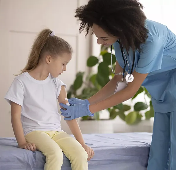 jeune-medecin-s-assurant-qu-petite-fille-va-bien-apres-vaccination-scaled