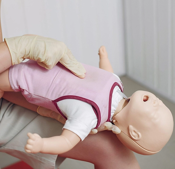 medical-student-are-practicing-scaled-e1691263321638